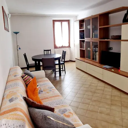 Borgo Volciano Garda App.2 公寓